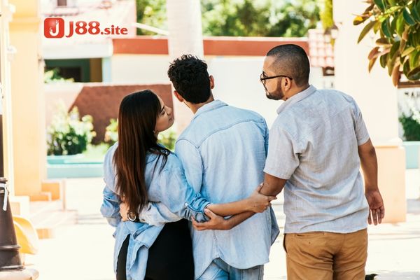 Mộng thấy mình ngoại tình với đồng nghiệp có phải là điềm báo xấu?